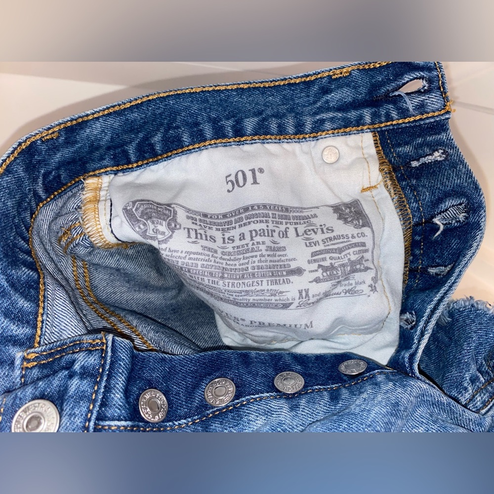 Revolve | Levi’s 501 Original Short - Athen’s Mid Short - Size: 26 - Picture 5 of 6